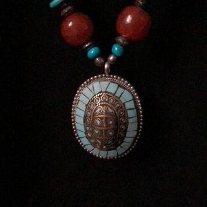 Vintage style turquoise beaded necklace.